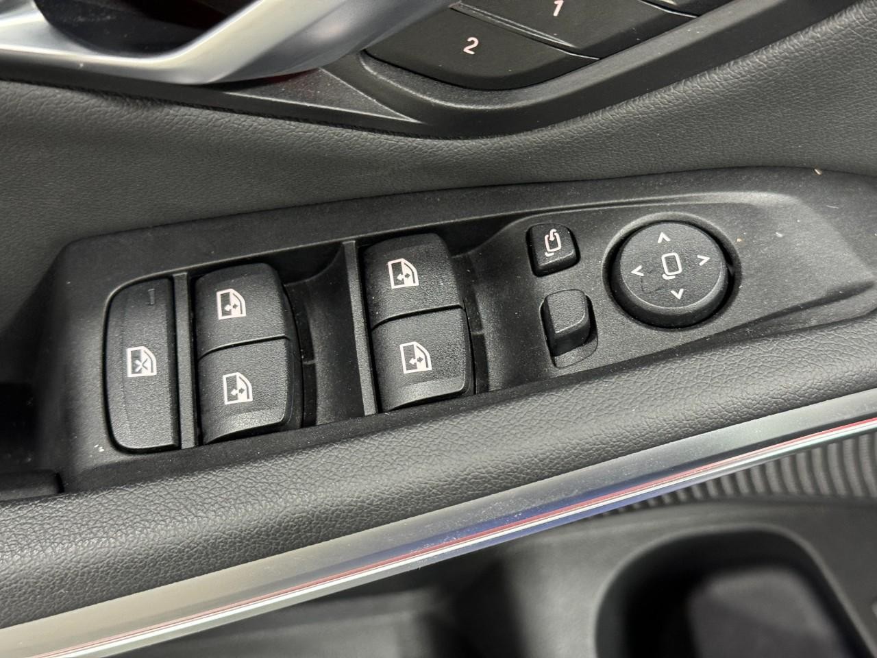 BMW 3 Series Vehicle Full-screen Gallery Image 25