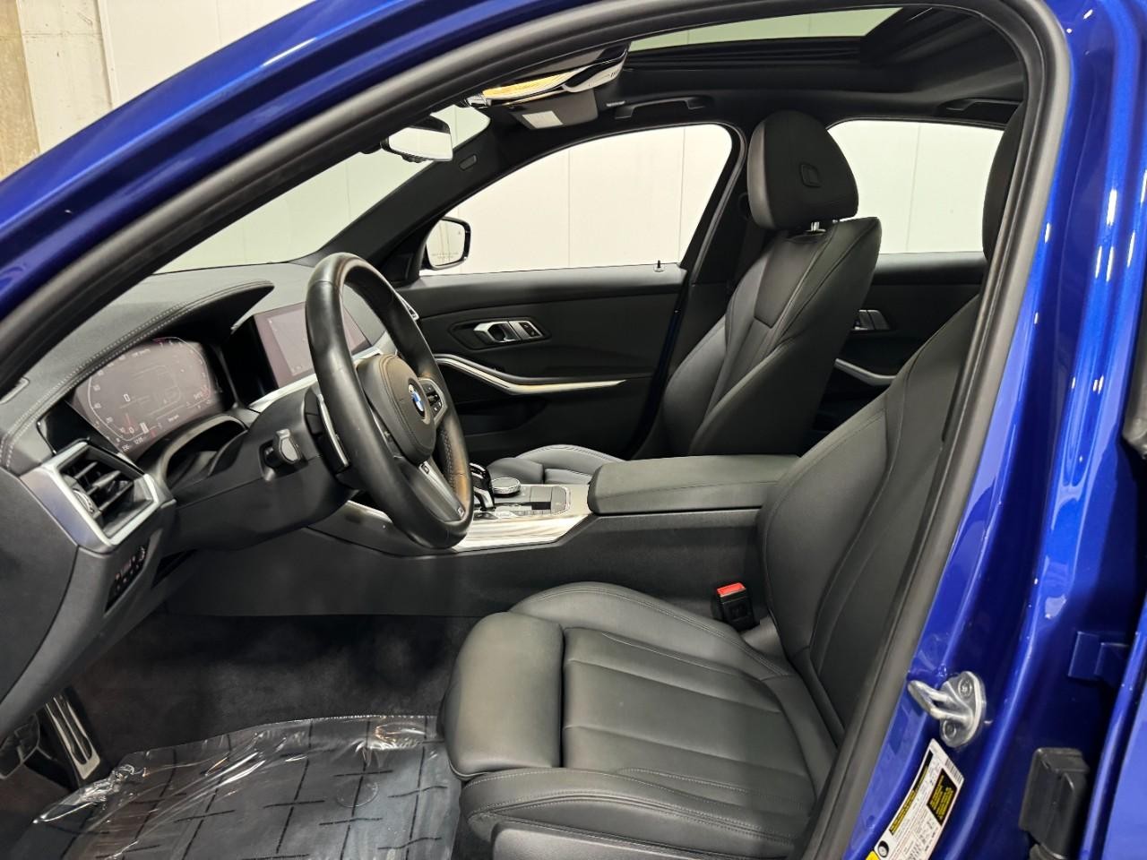 BMW 3 Series Vehicle Full-screen Gallery Image 26