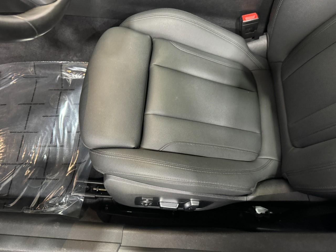 BMW 3 Series Vehicle Full-screen Gallery Image 27