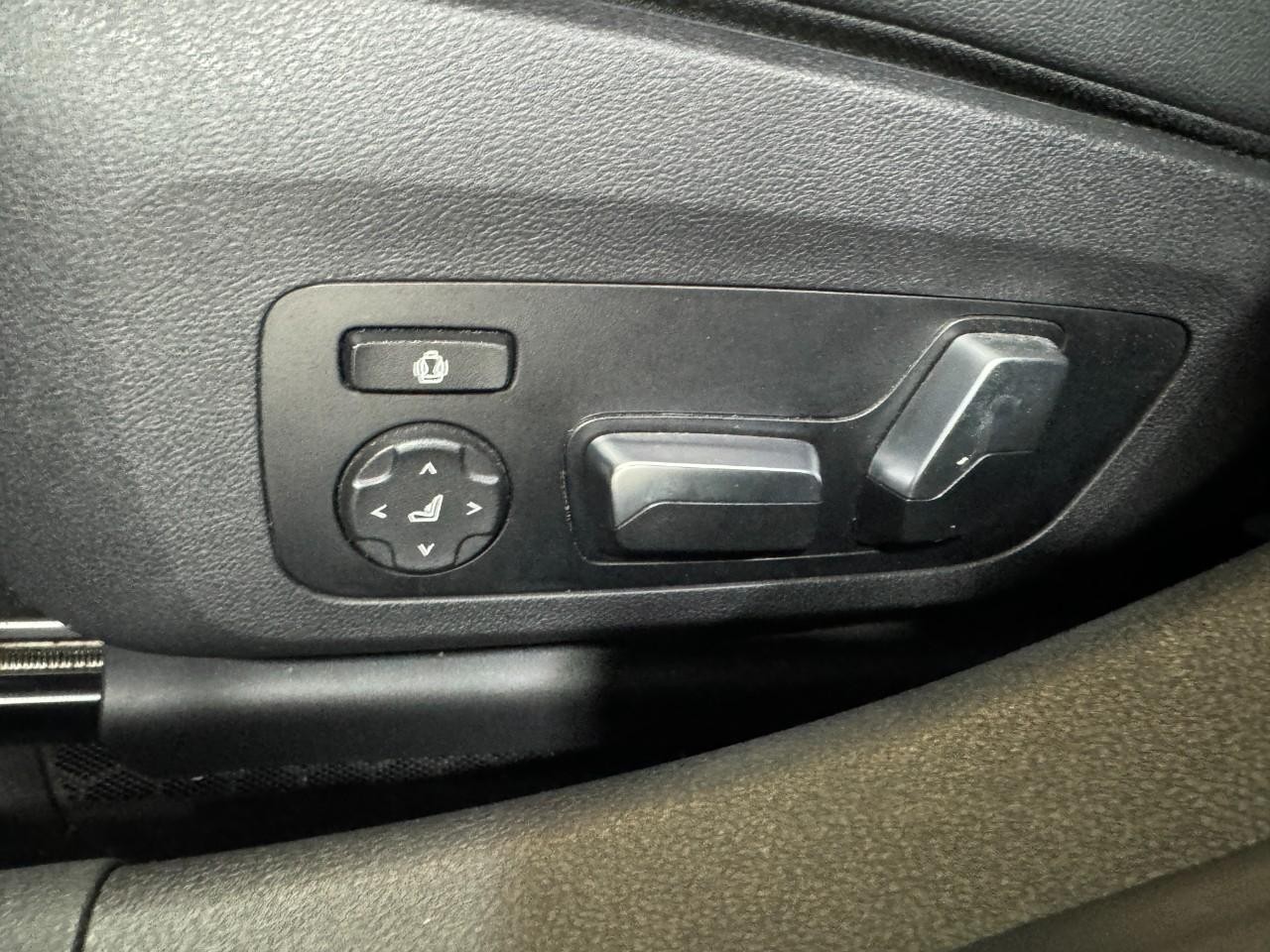 BMW 3 Series Vehicle Full-screen Gallery Image 28