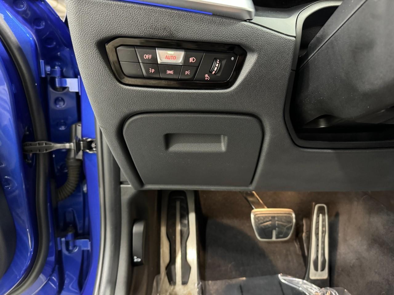 BMW 3 Series Vehicle Full-screen Gallery Image 29