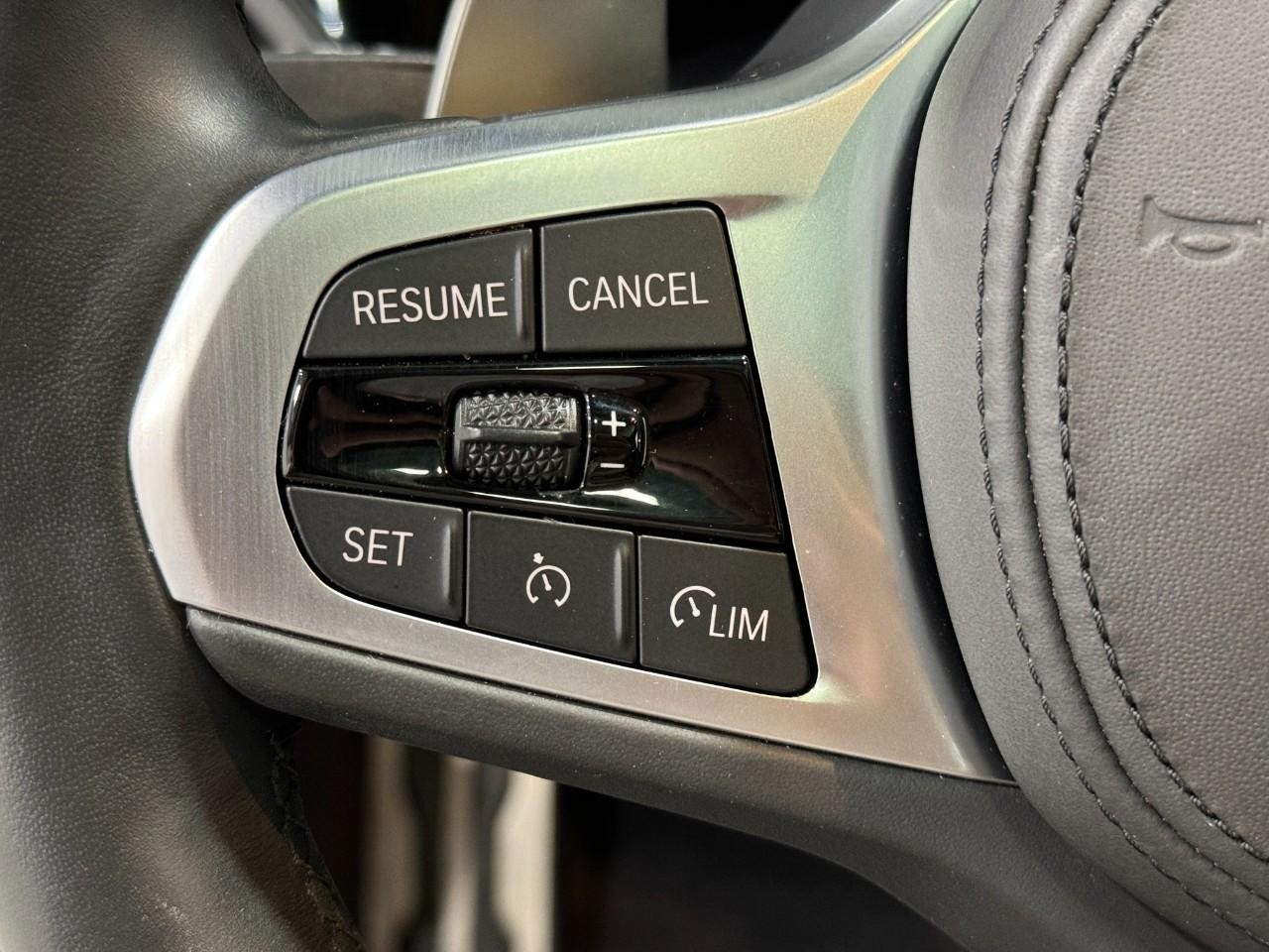 BMW 3 Series Vehicle Full-screen Gallery Image 30