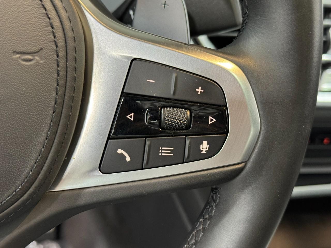 BMW 3 Series Vehicle Full-screen Gallery Image 31