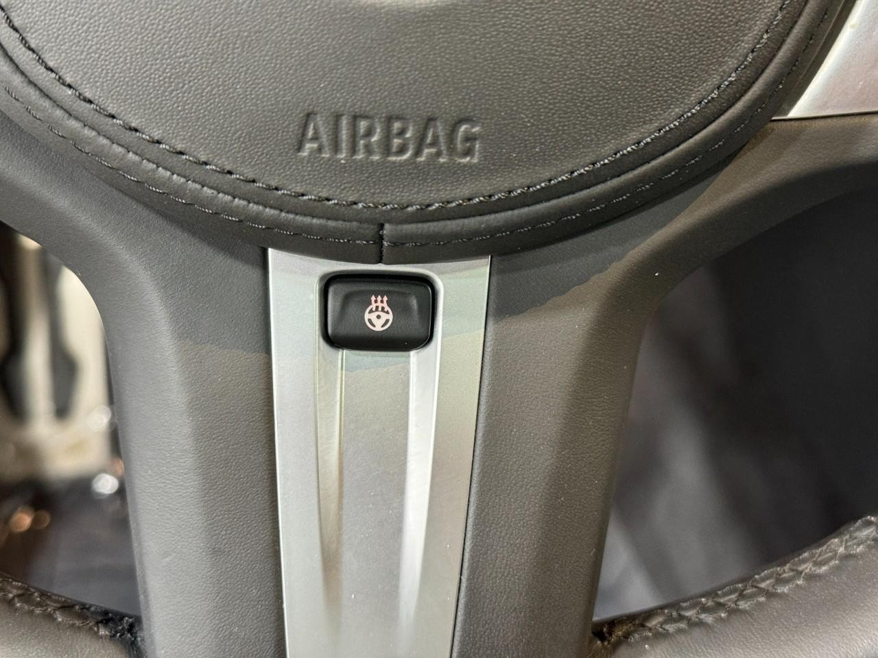 BMW 3 Series Vehicle Full-screen Gallery Image 32