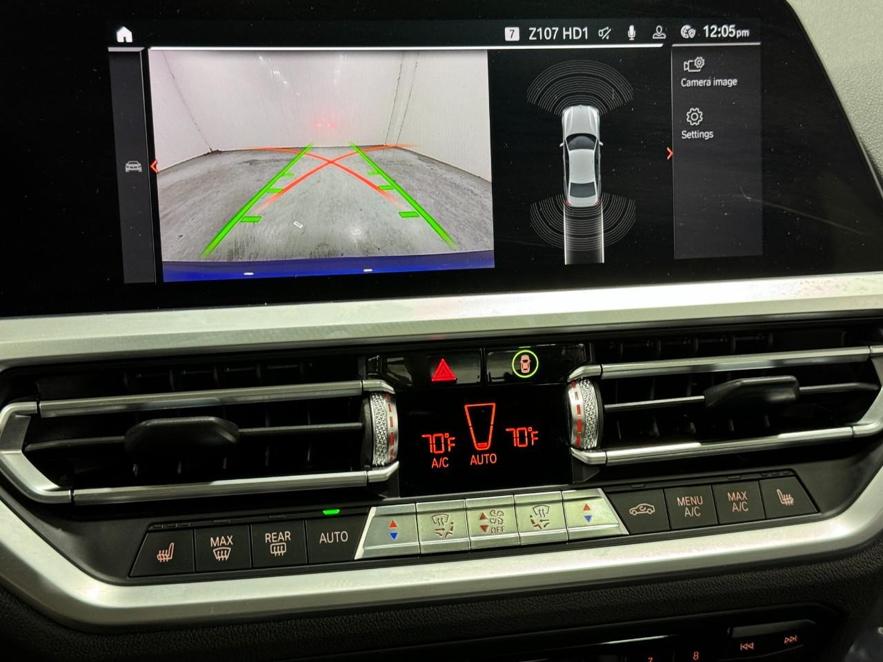 BMW 3 Series Vehicle Full-screen Gallery Image 34