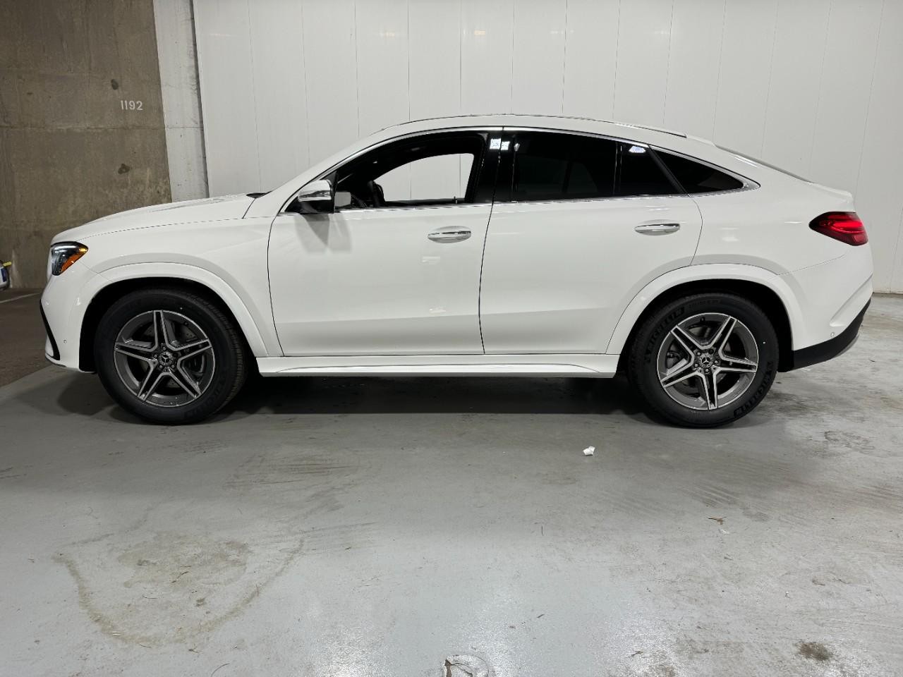 Mercedes-Benz GLE Vehicle Full-screen Gallery Image 2