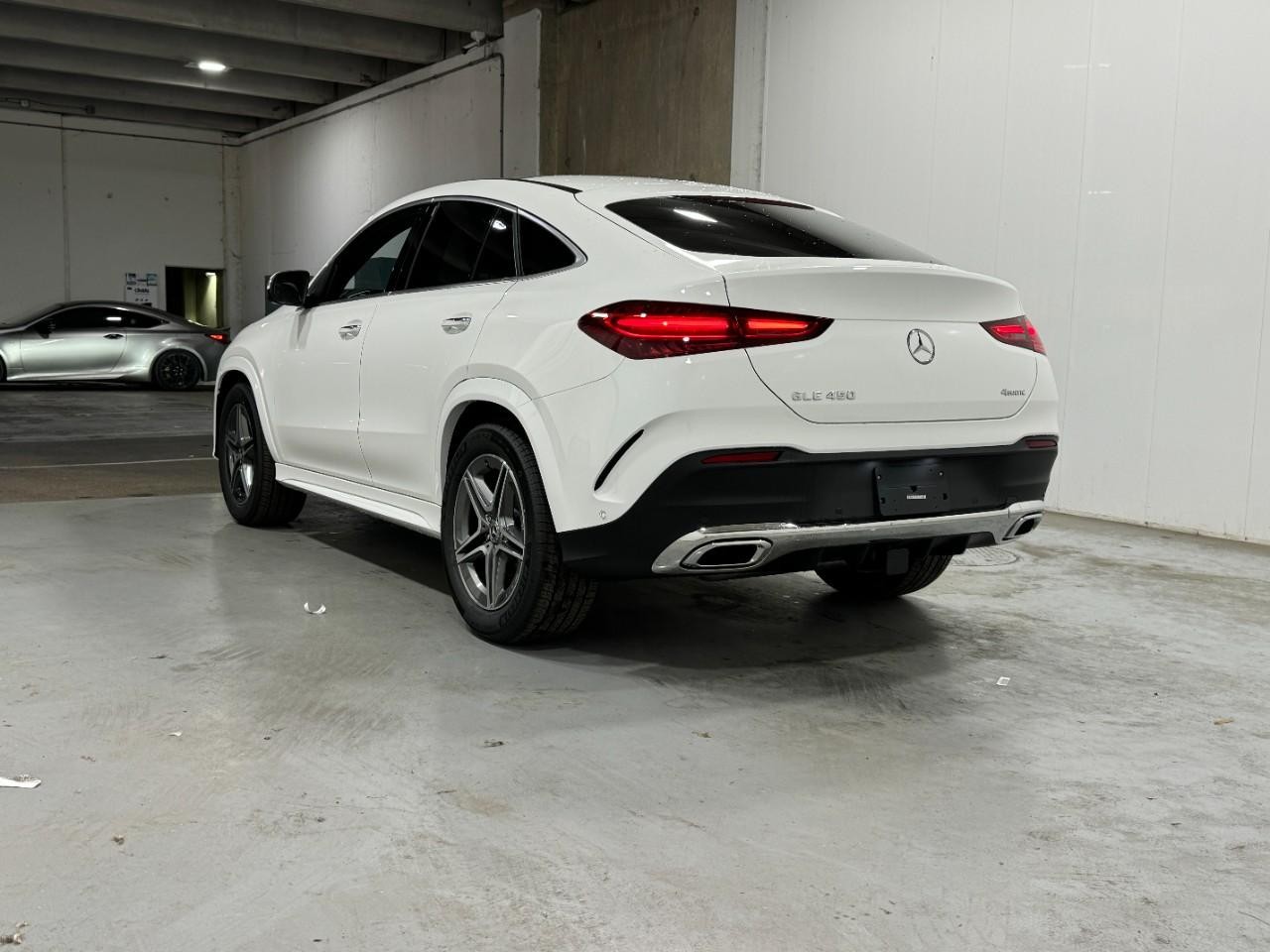 Mercedes-Benz GLE Vehicle Full-screen Gallery Image 3