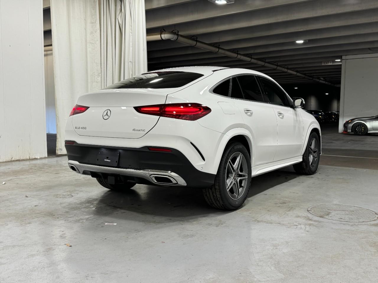 Mercedes-Benz GLE Vehicle Full-screen Gallery Image 4