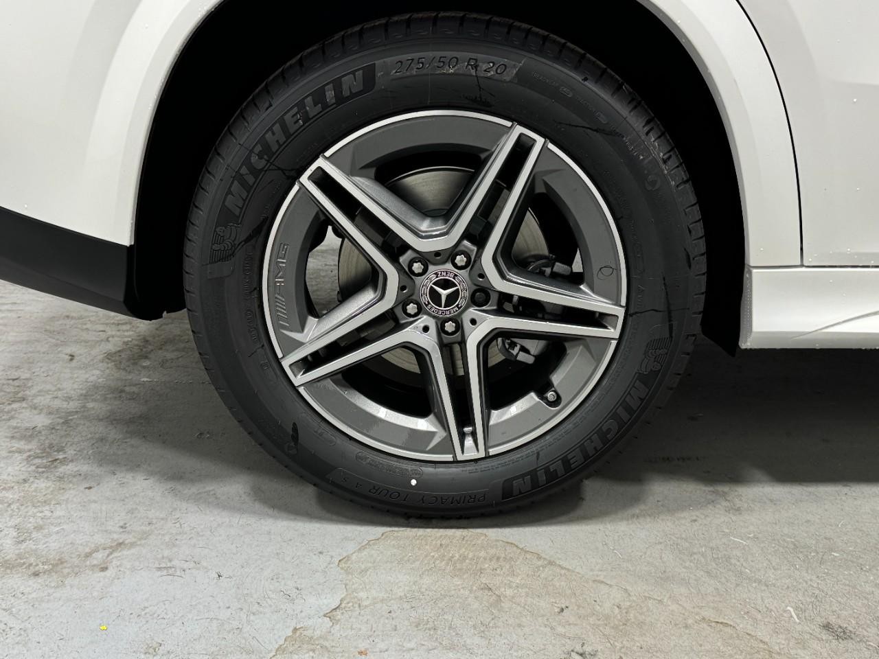 Mercedes-Benz GLE Vehicle Full-screen Gallery Image 5