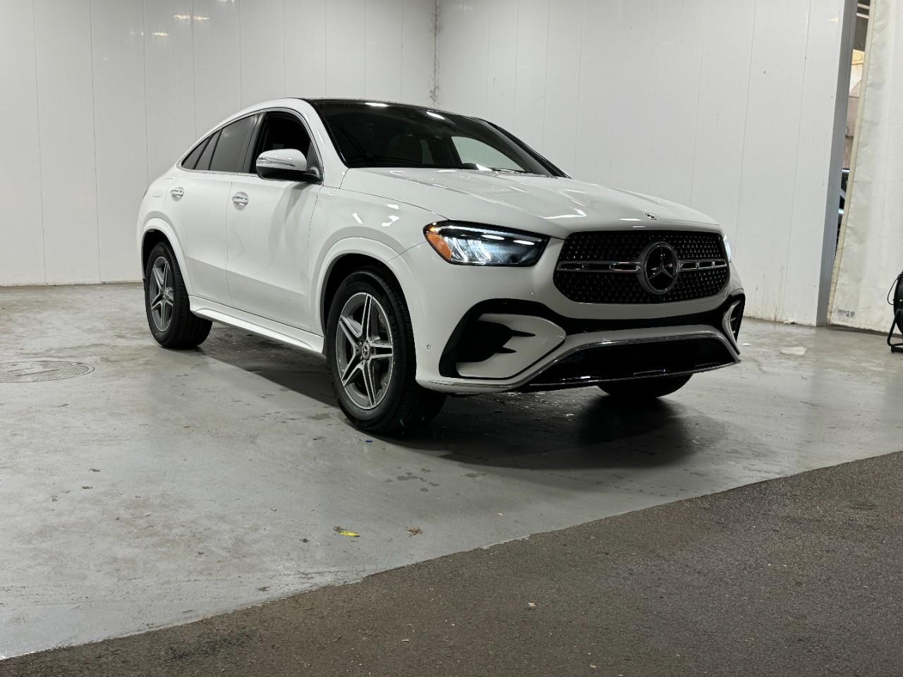 Mercedes-Benz GLE Vehicle Full-screen Gallery Image 6