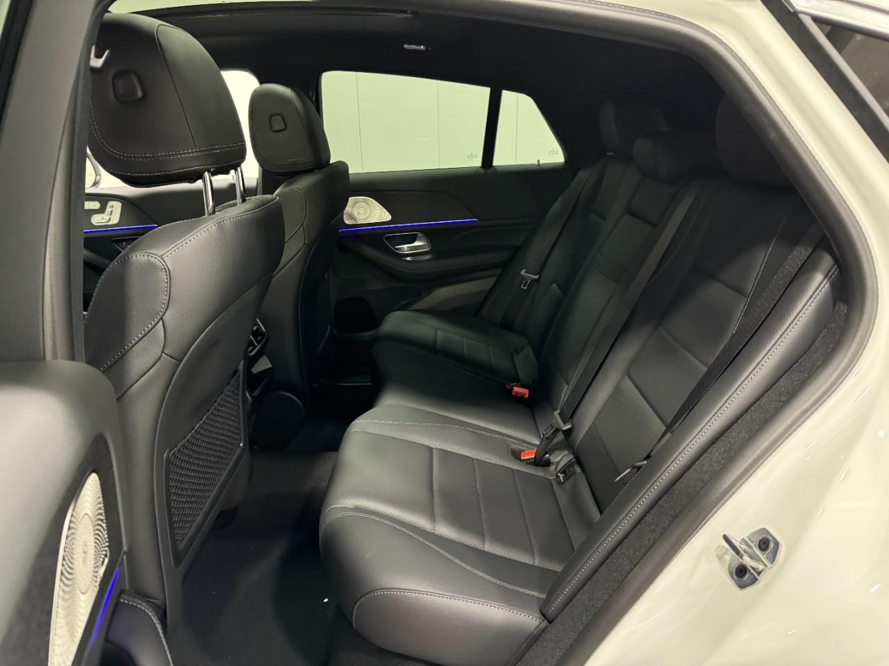 Mercedes-Benz GLE Vehicle Full-screen Gallery Image 8