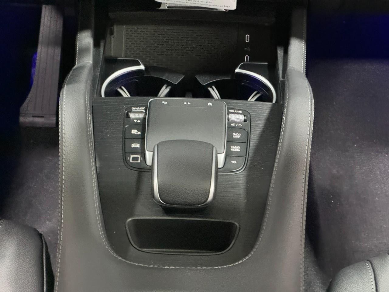 Mercedes-Benz GLE Vehicle Full-screen Gallery Image 16