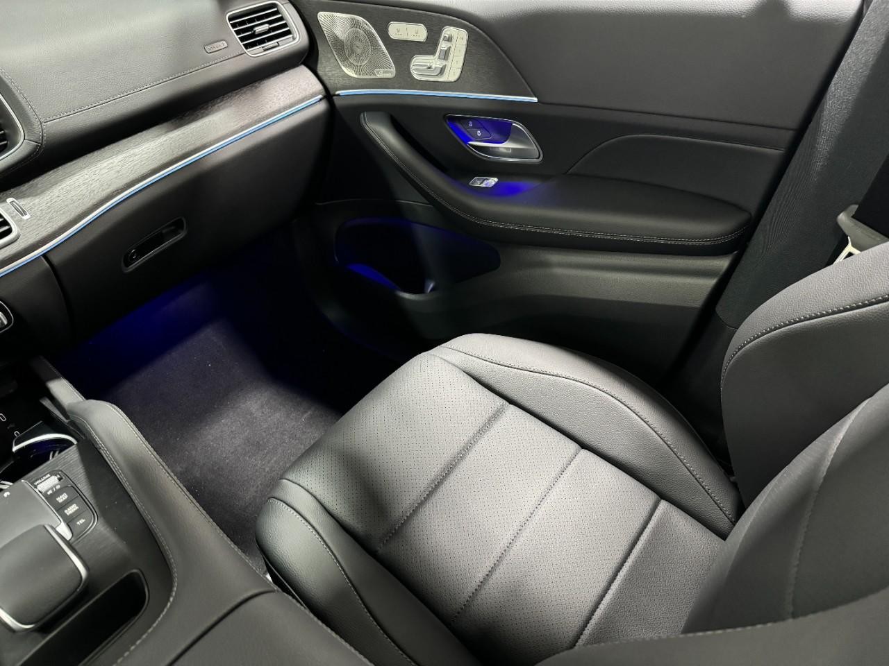 Mercedes-Benz GLE Vehicle Full-screen Gallery Image 17