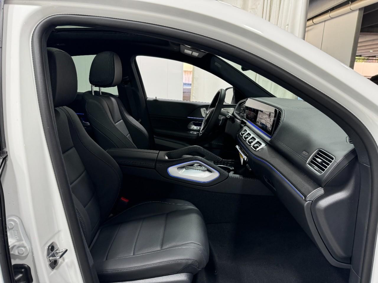 Mercedes-Benz GLE Vehicle Full-screen Gallery Image 18