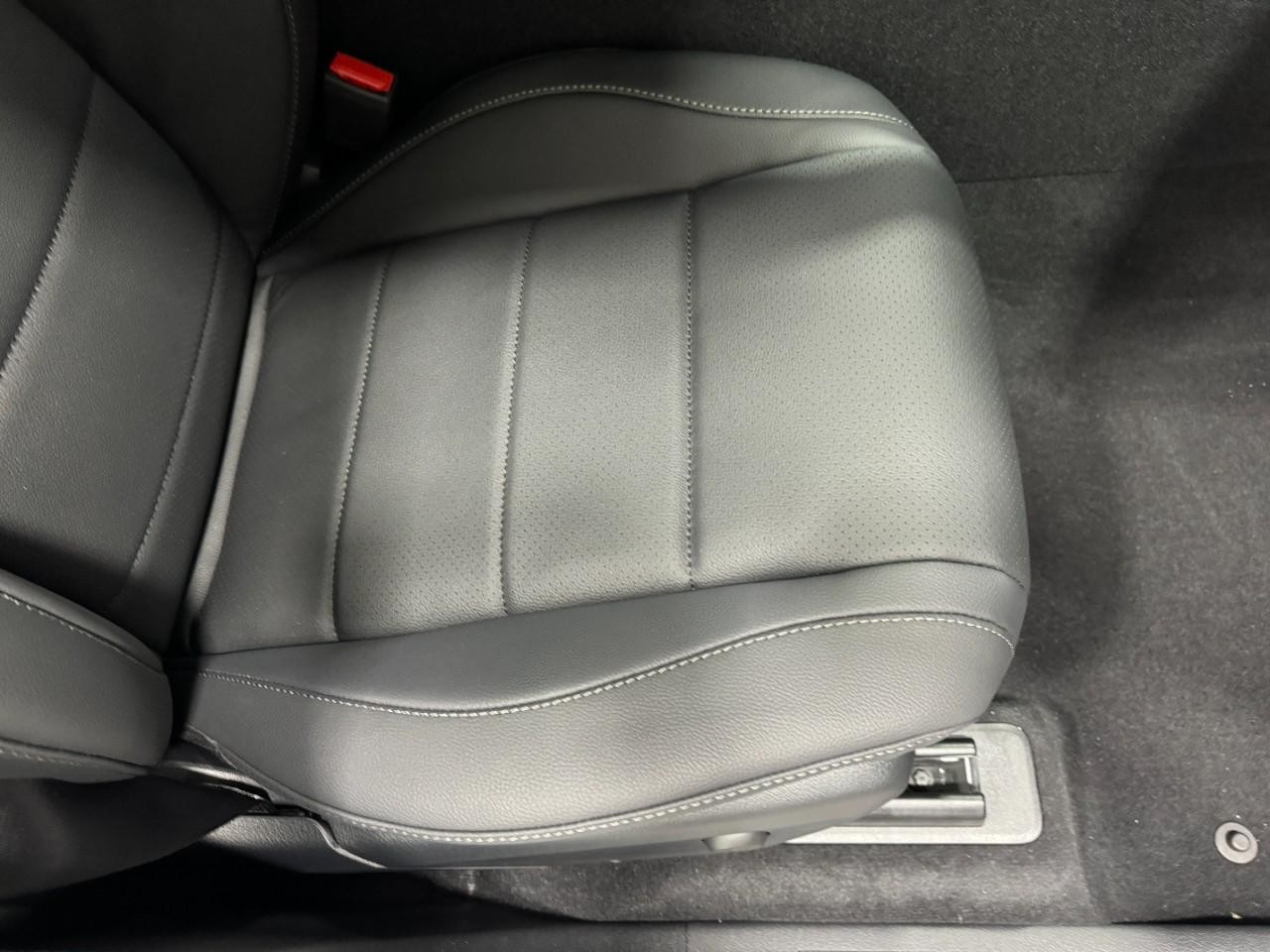 Mercedes-Benz GLE Vehicle Full-screen Gallery Image 19