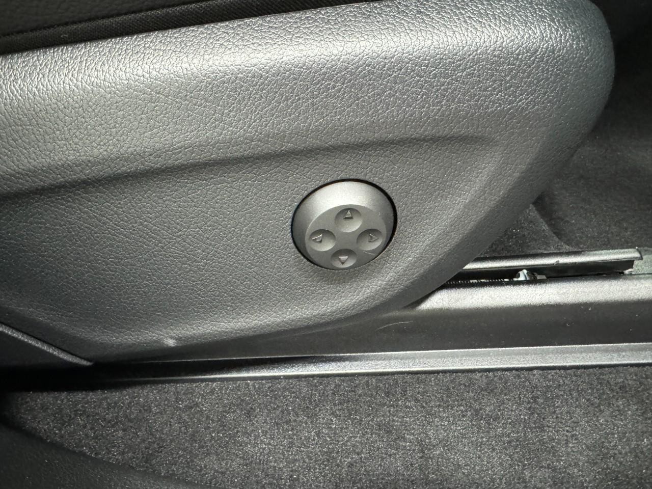 Mercedes-Benz GLE Vehicle Full-screen Gallery Image 20