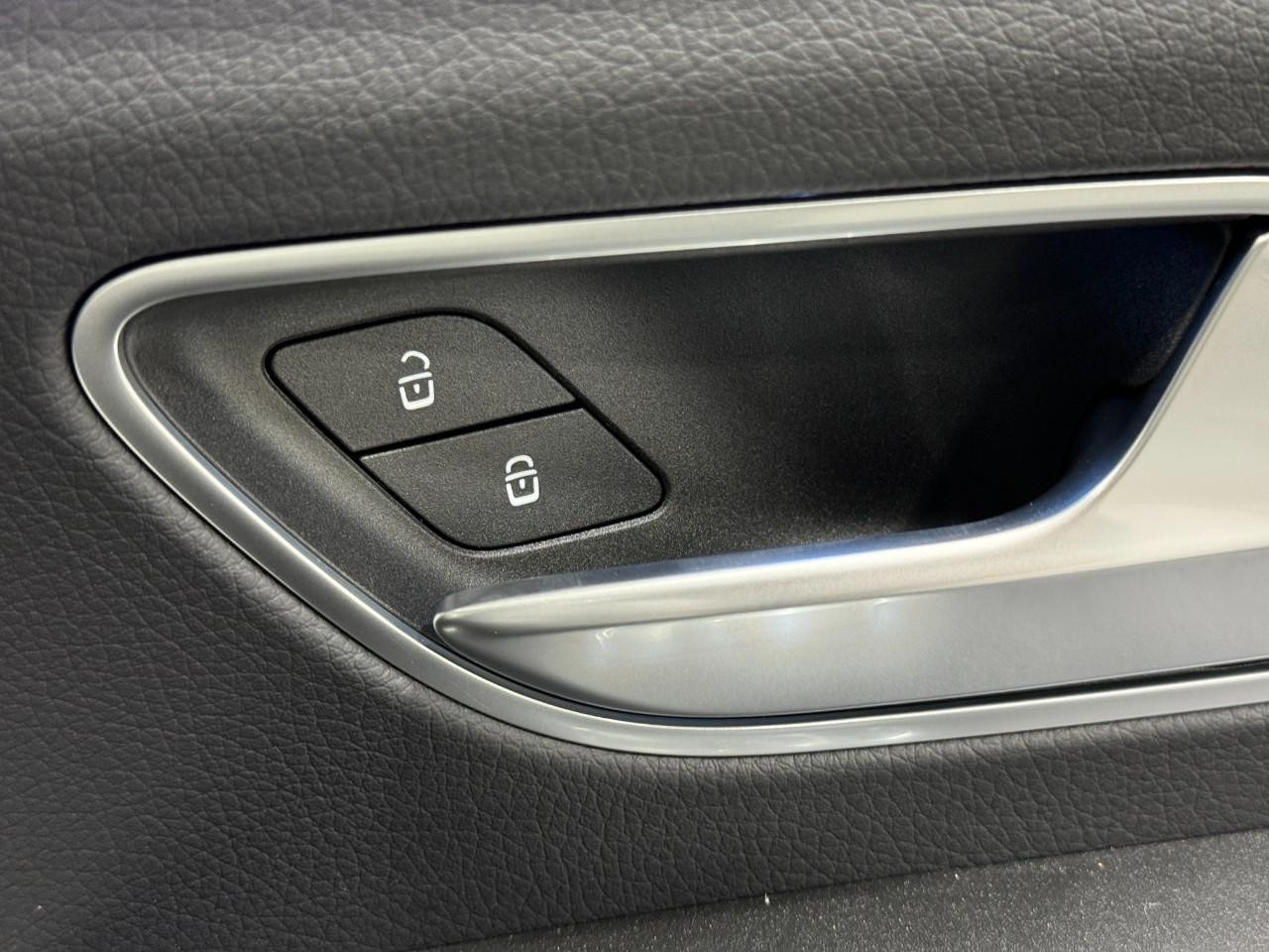 Mercedes-Benz GLE Vehicle Full-screen Gallery Image 22