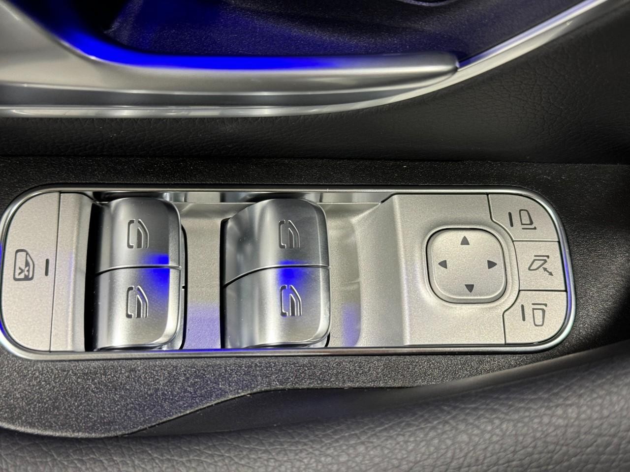 Mercedes-Benz GLE Vehicle Full-screen Gallery Image 27