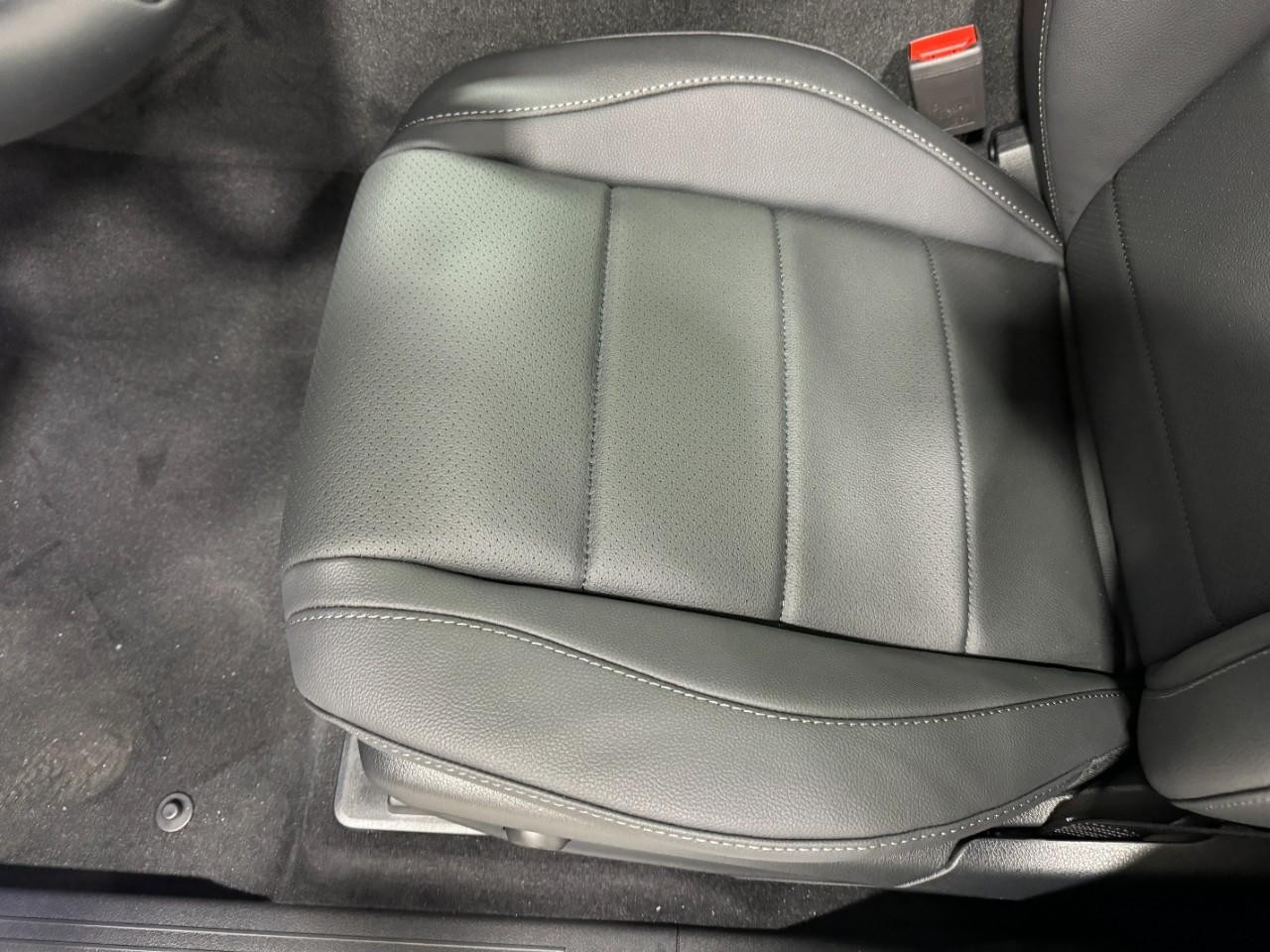 Mercedes-Benz GLE Vehicle Full-screen Gallery Image 30