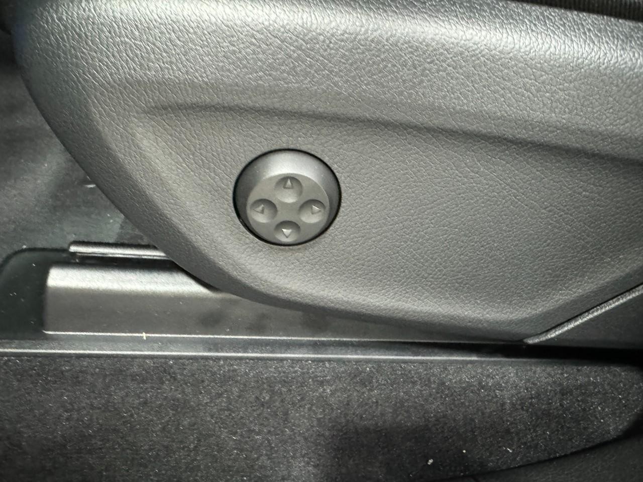 Mercedes-Benz GLE Vehicle Full-screen Gallery Image 31