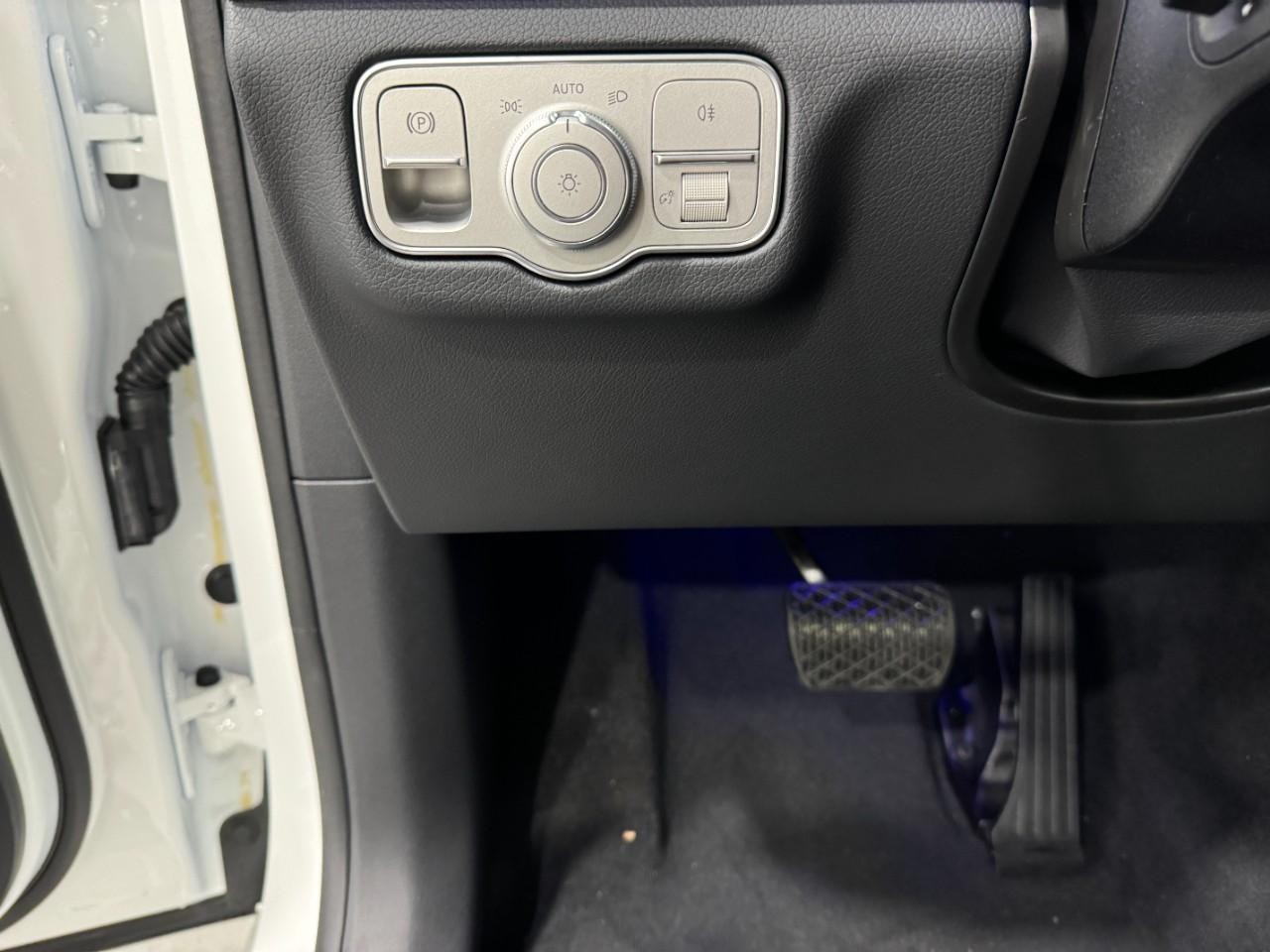 Mercedes-Benz GLE Vehicle Full-screen Gallery Image 32