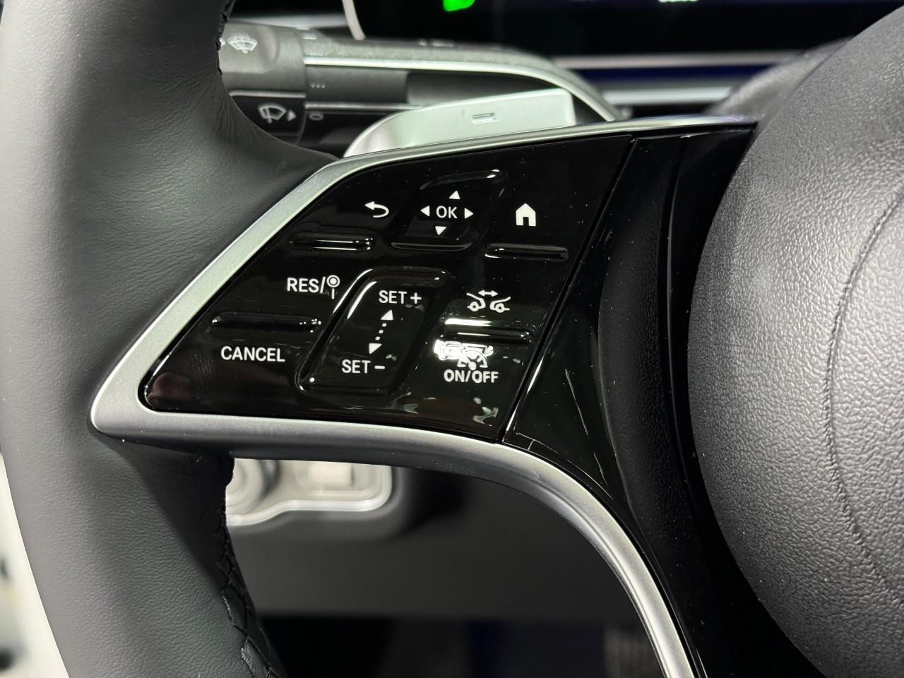 Mercedes-Benz GLE Vehicle Full-screen Gallery Image 33