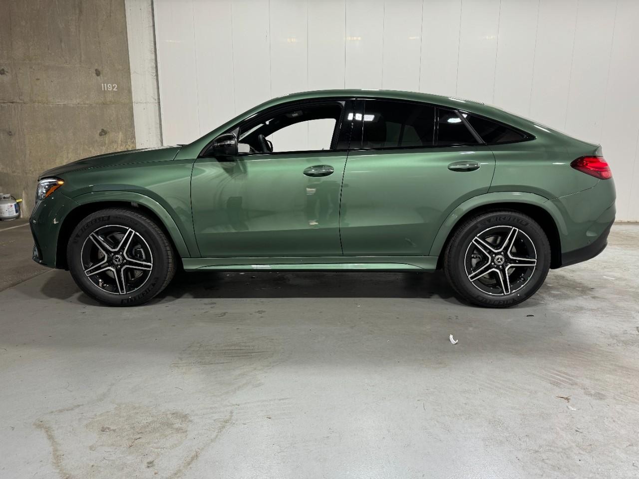 Mercedes-Benz GLE Vehicle Full-screen Gallery Image 2