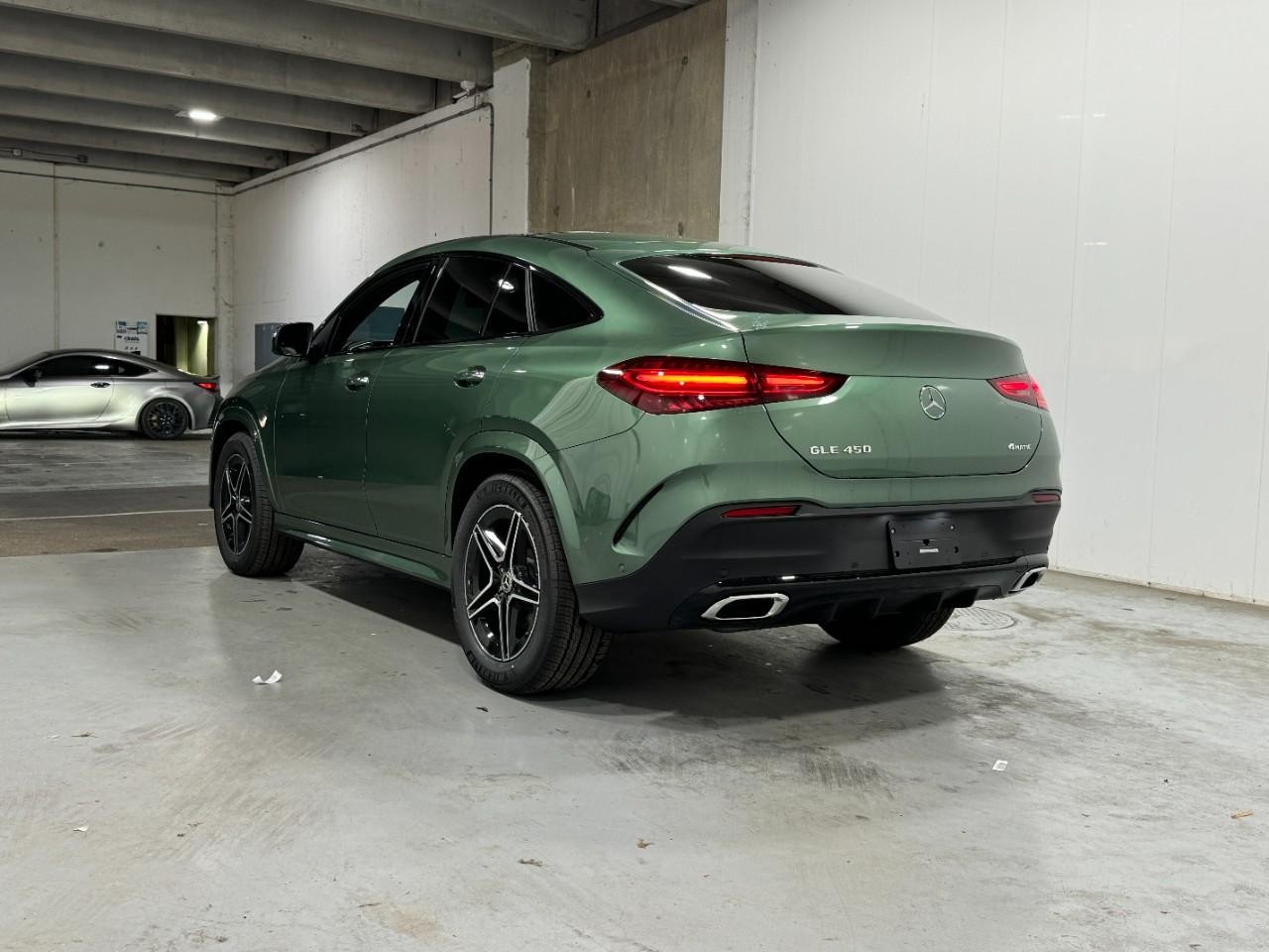 Mercedes-Benz GLE Vehicle Full-screen Gallery Image 3