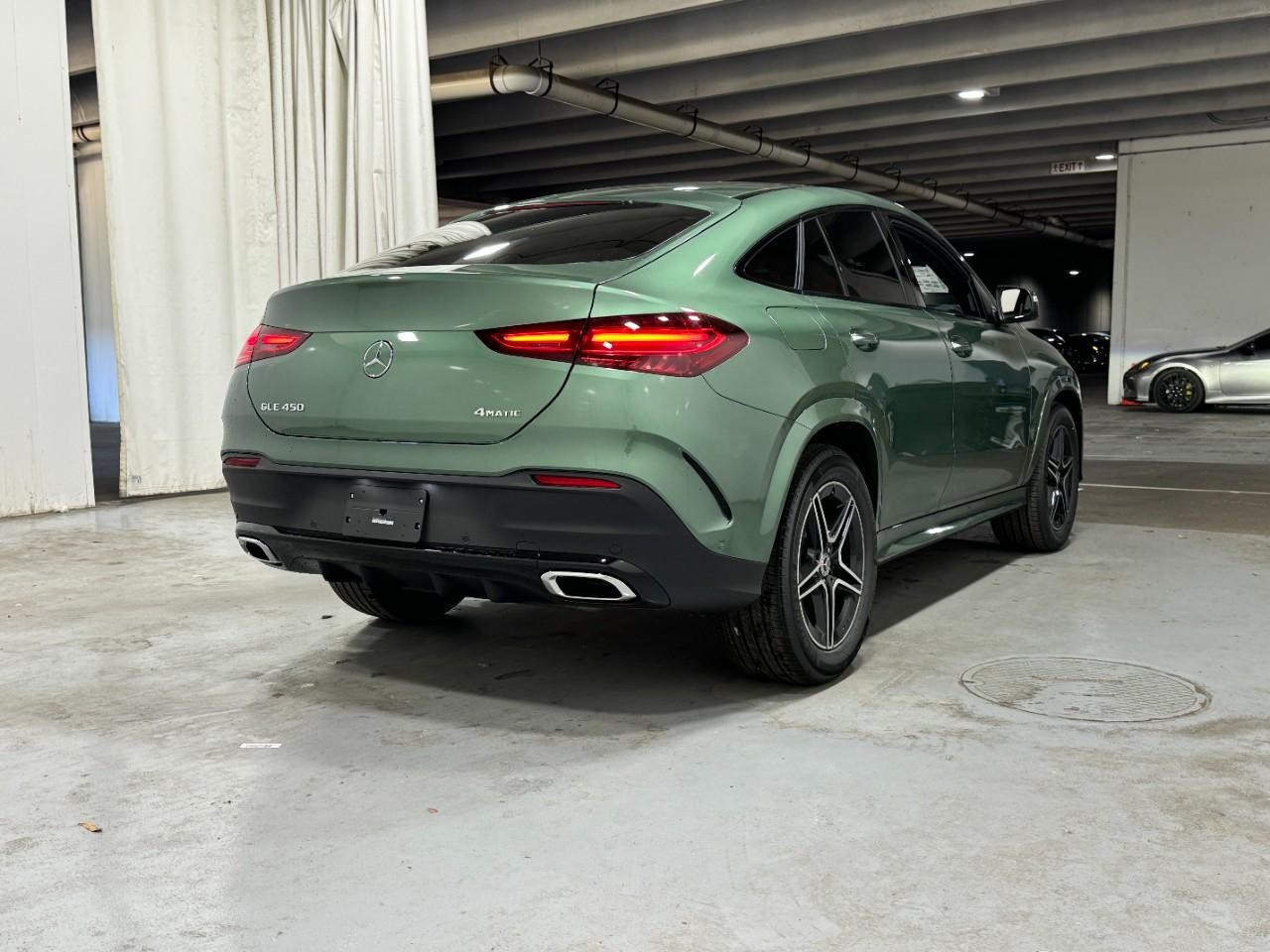 Mercedes-Benz GLE Vehicle Full-screen Gallery Image 4