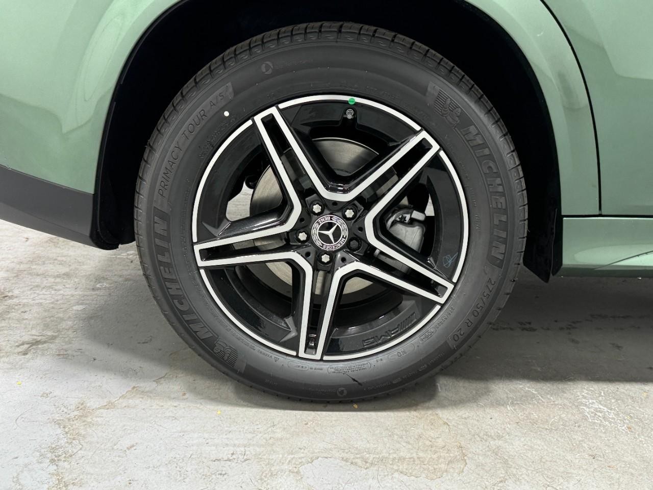 Mercedes-Benz GLE Vehicle Full-screen Gallery Image 5