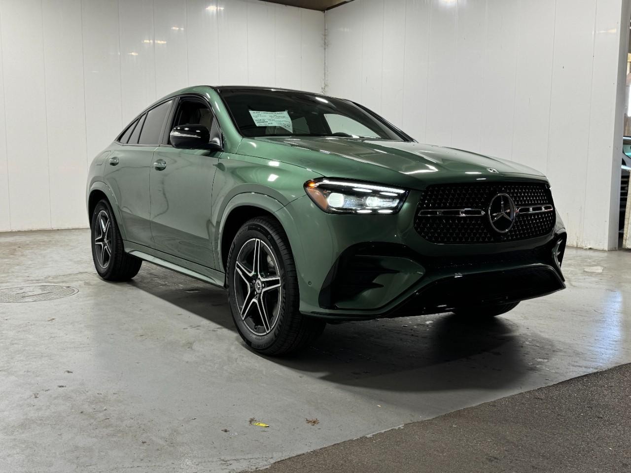 Mercedes-Benz GLE Vehicle Full-screen Gallery Image 6