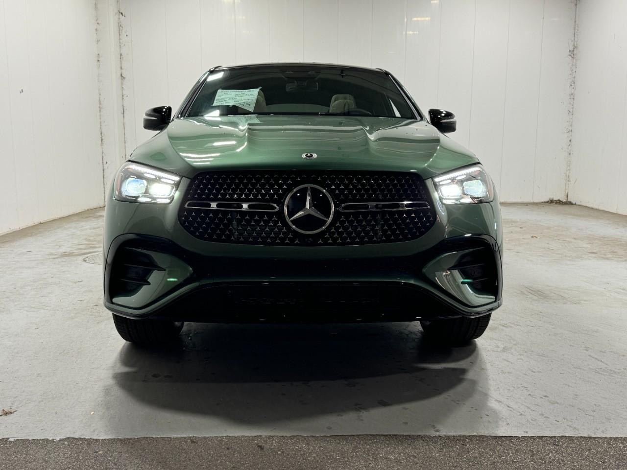 Mercedes-Benz GLE Vehicle Full-screen Gallery Image 7
