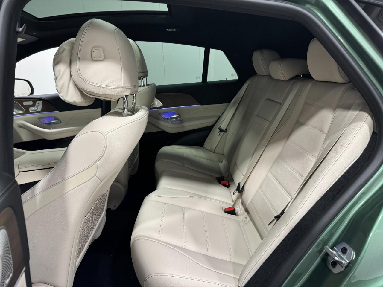 Mercedes-Benz GLE Vehicle Full-screen Gallery Image 8