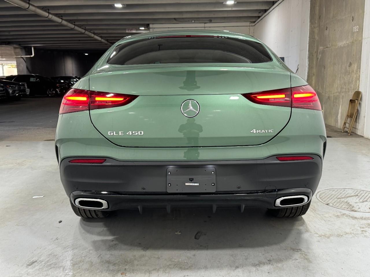 Mercedes-Benz GLE Vehicle Full-screen Gallery Image 9