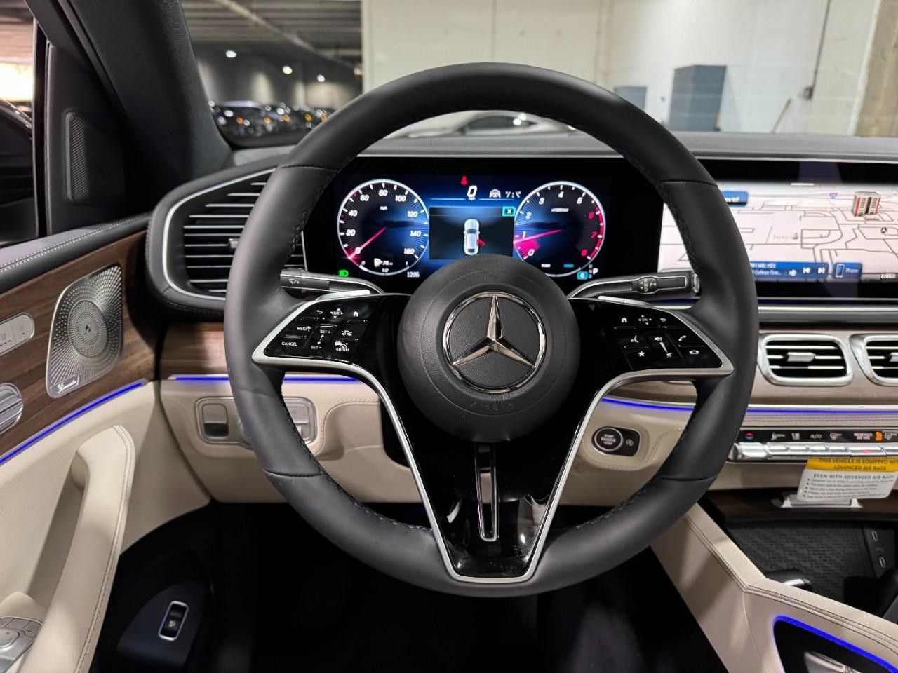 Mercedes-Benz GLE Vehicle Full-screen Gallery Image 13