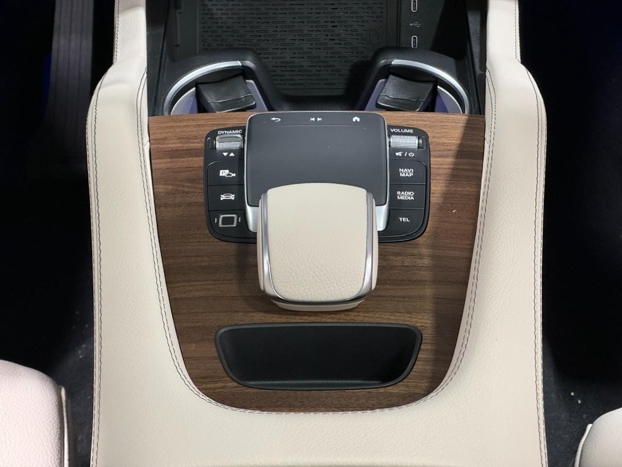 Mercedes-Benz GLE Vehicle Full-screen Gallery Image 16