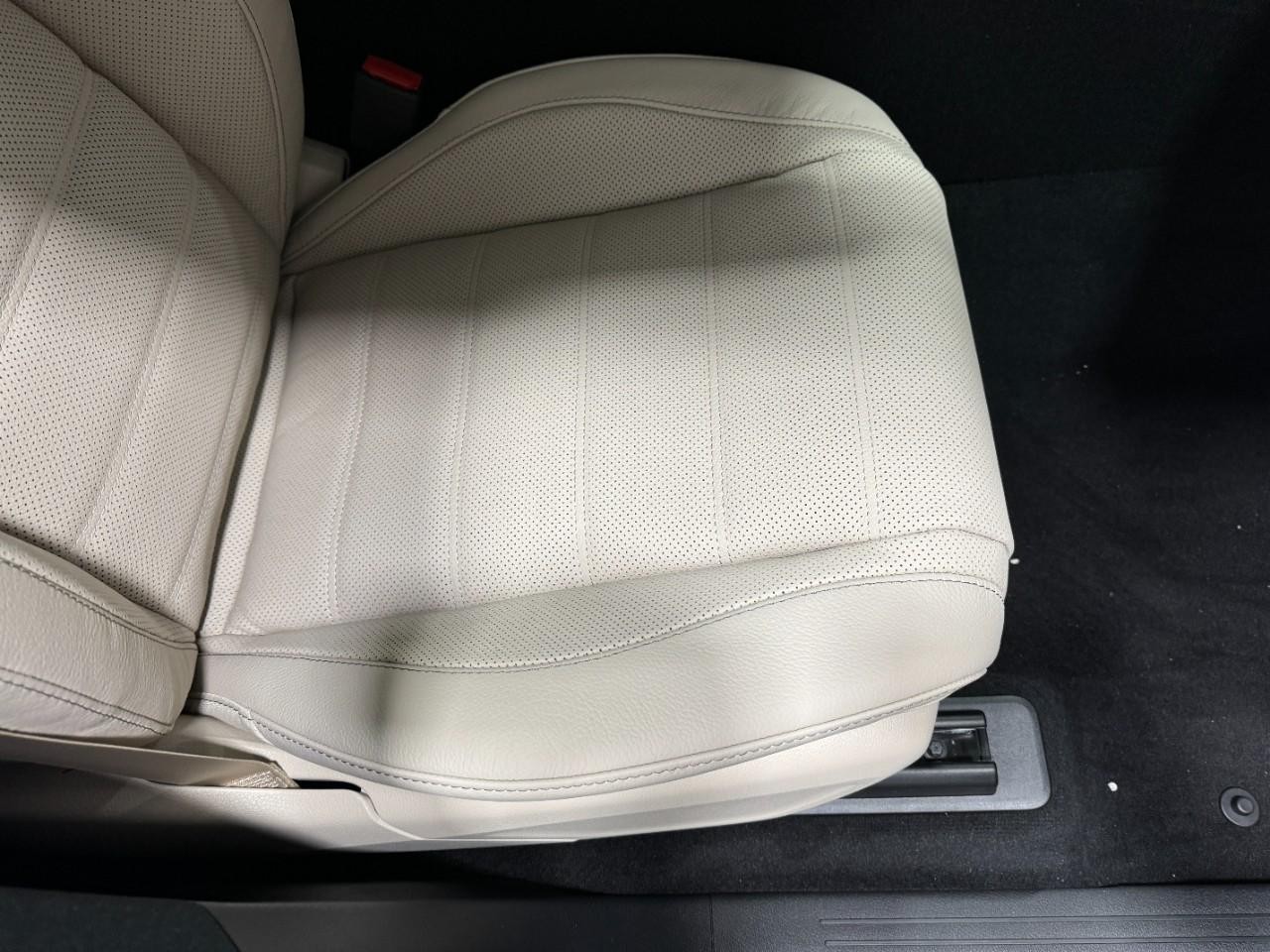 Mercedes-Benz GLE Vehicle Full-screen Gallery Image 19