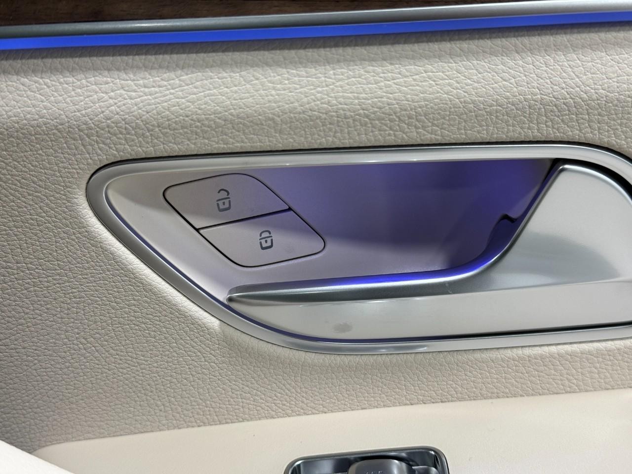 Mercedes-Benz GLE Vehicle Full-screen Gallery Image 21