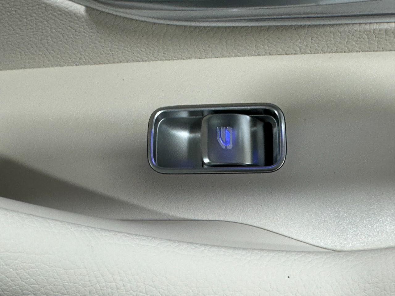 Mercedes-Benz GLE Vehicle Full-screen Gallery Image 22