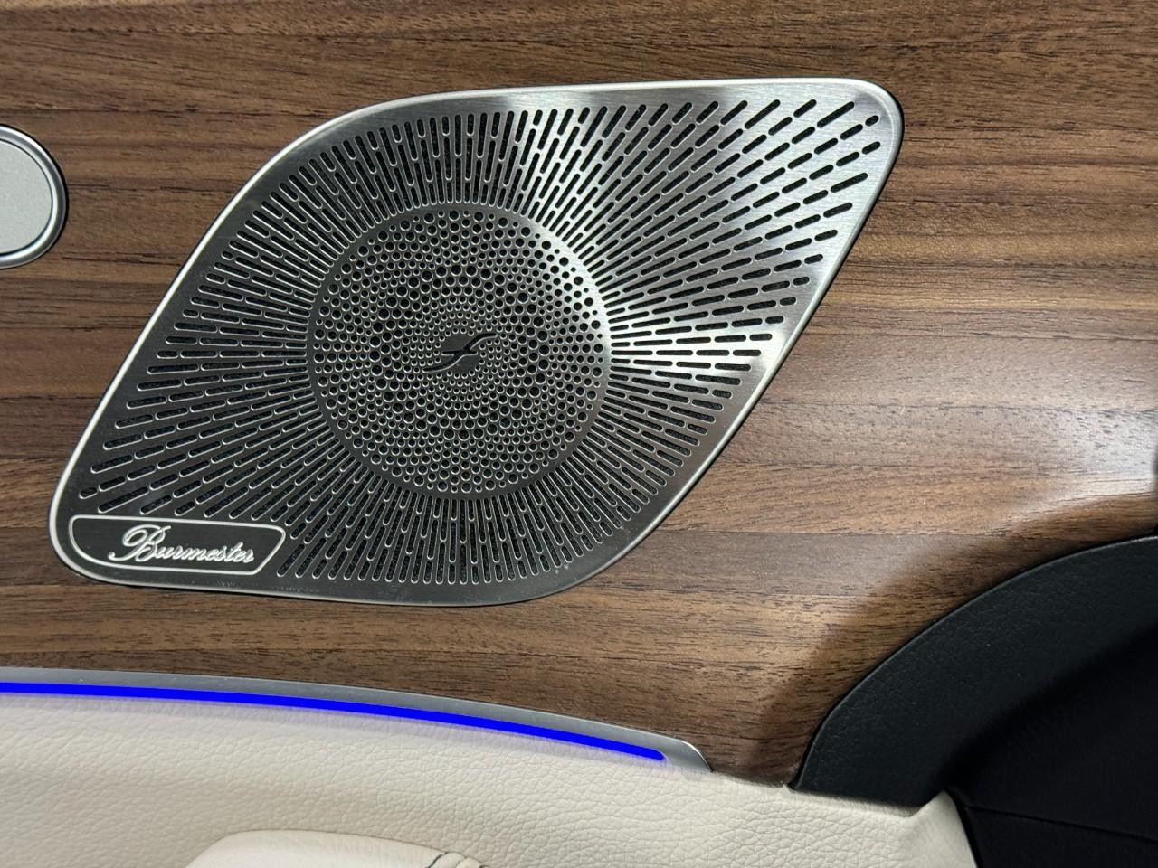 Mercedes-Benz GLE Vehicle Full-screen Gallery Image 23