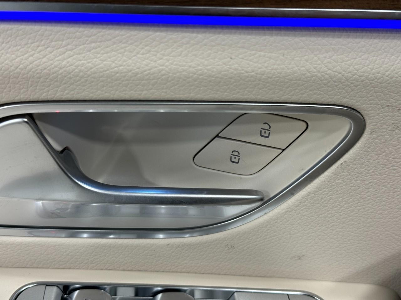 Mercedes-Benz GLE Vehicle Full-screen Gallery Image 25