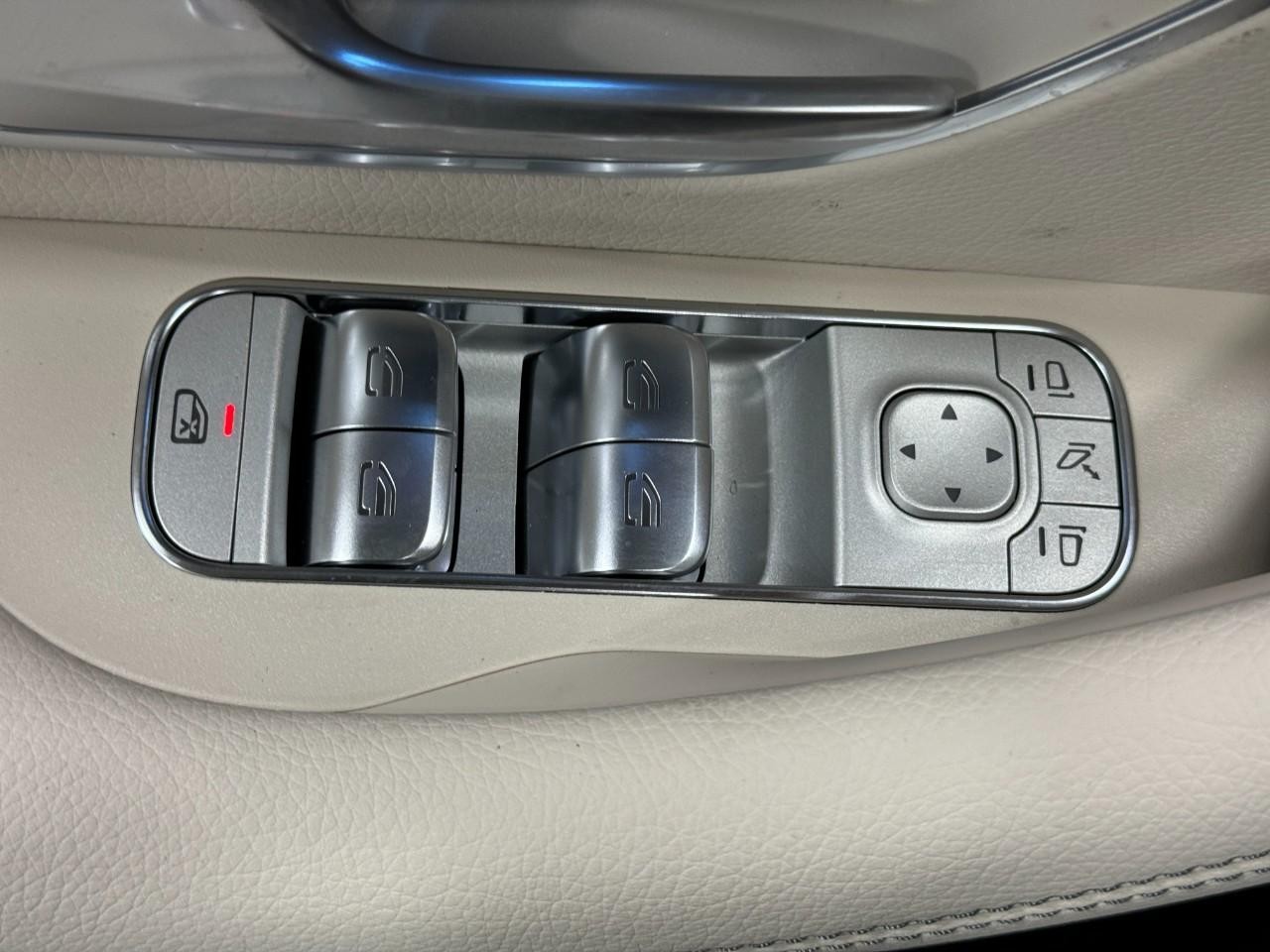 Mercedes-Benz GLE Vehicle Full-screen Gallery Image 26