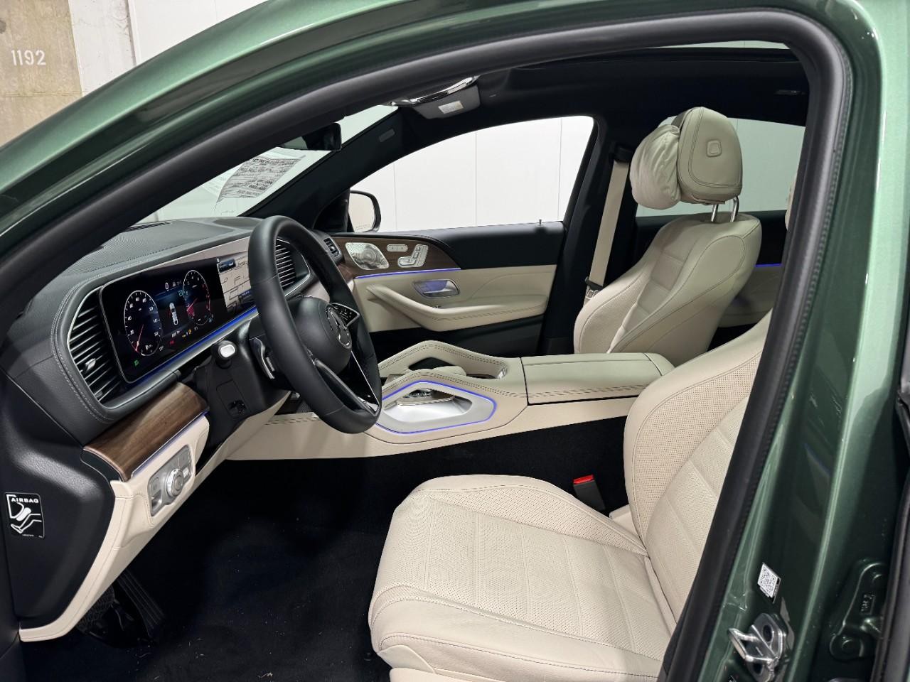 Mercedes-Benz GLE Vehicle Full-screen Gallery Image 28