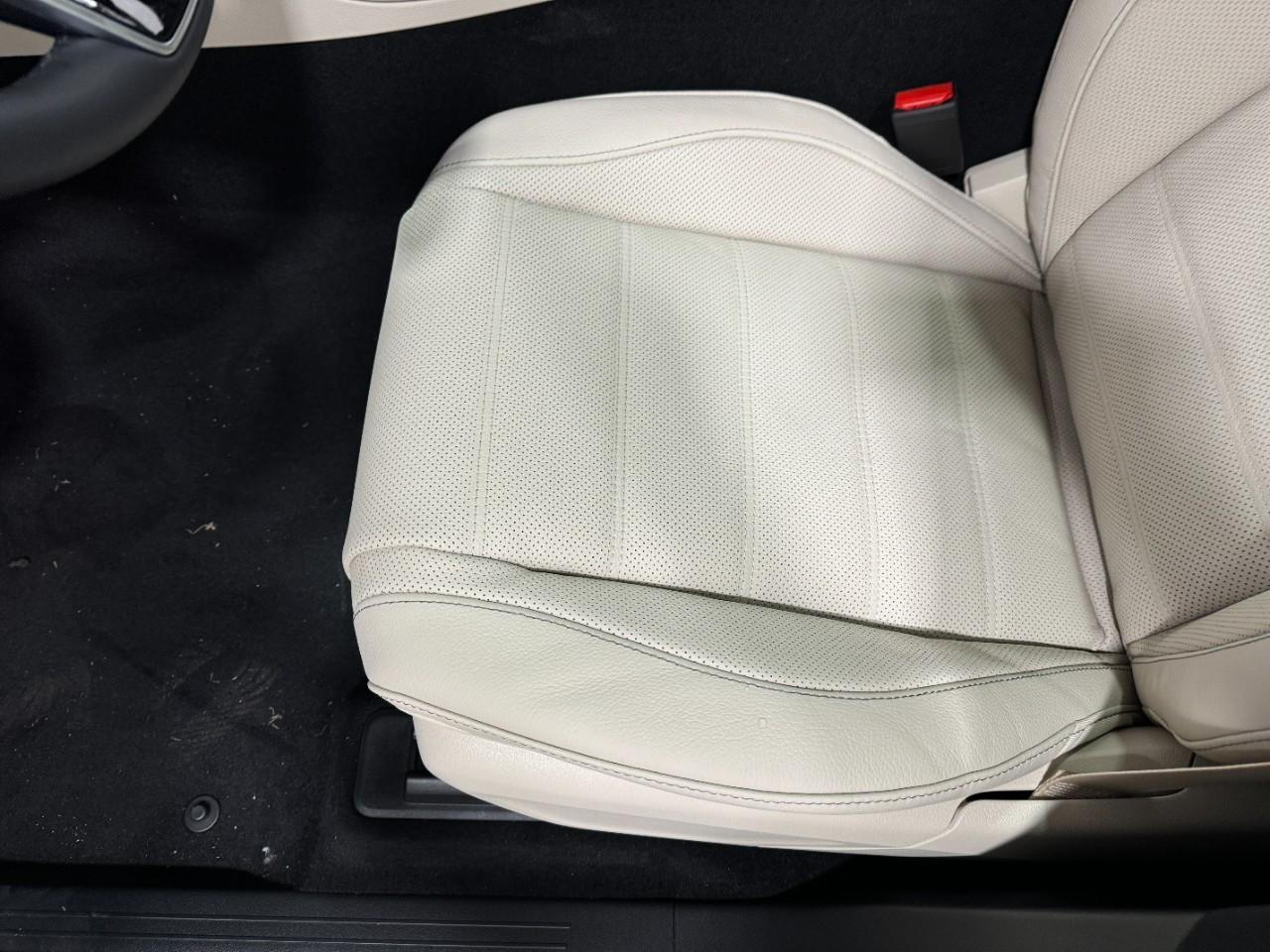 Mercedes-Benz GLE Vehicle Full-screen Gallery Image 29