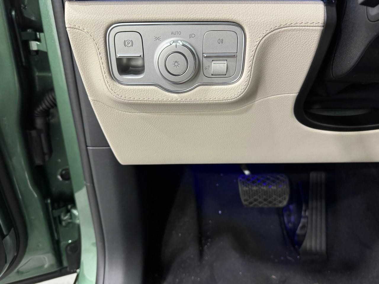 Mercedes-Benz GLE Vehicle Full-screen Gallery Image 30