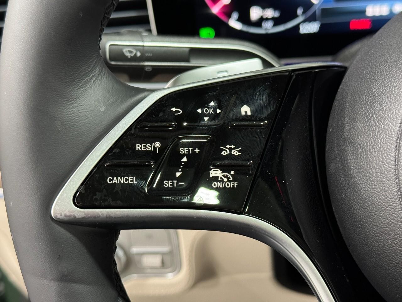 Mercedes-Benz GLE Vehicle Full-screen Gallery Image 31