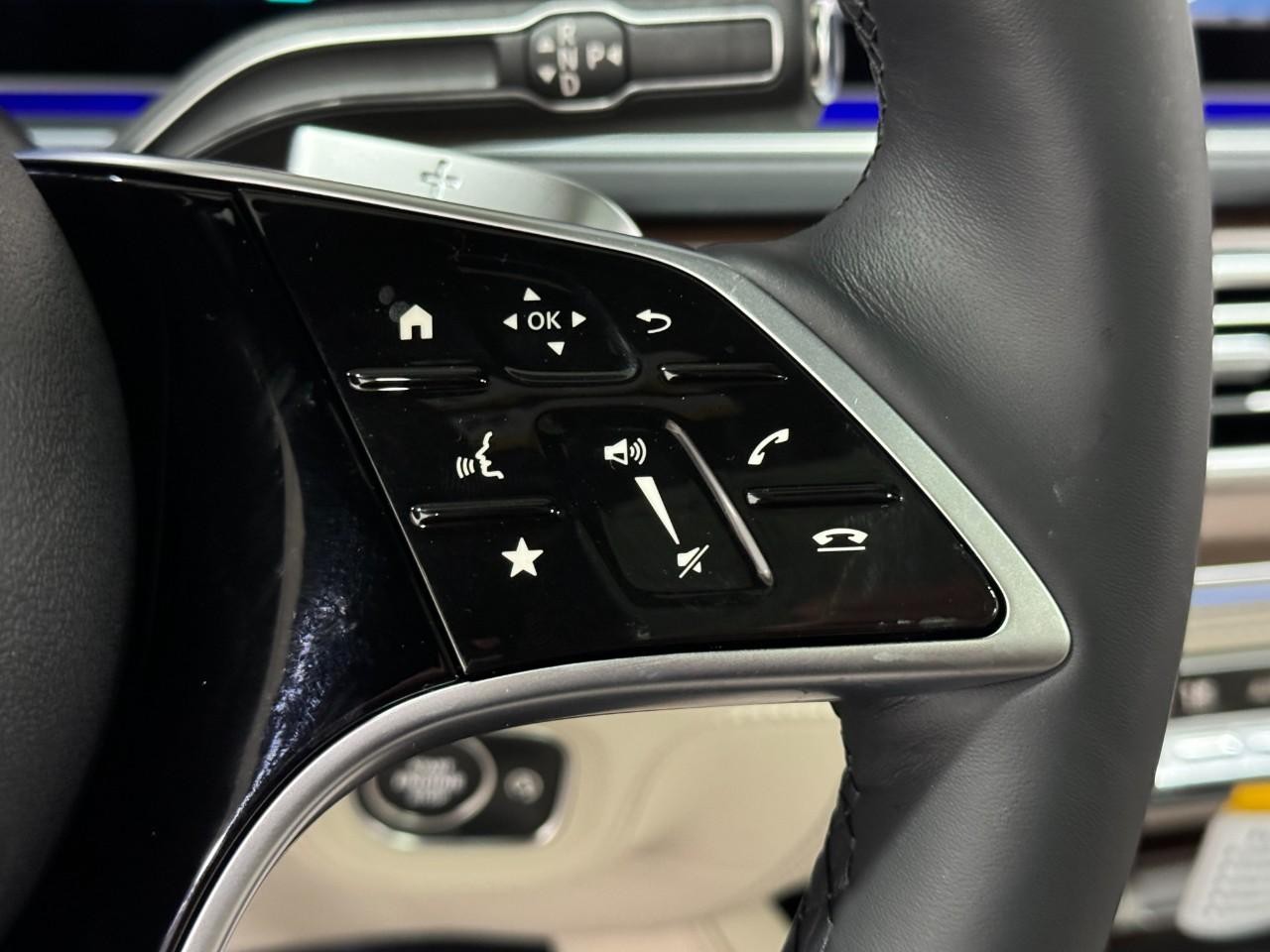 Mercedes-Benz GLE Vehicle Full-screen Gallery Image 32