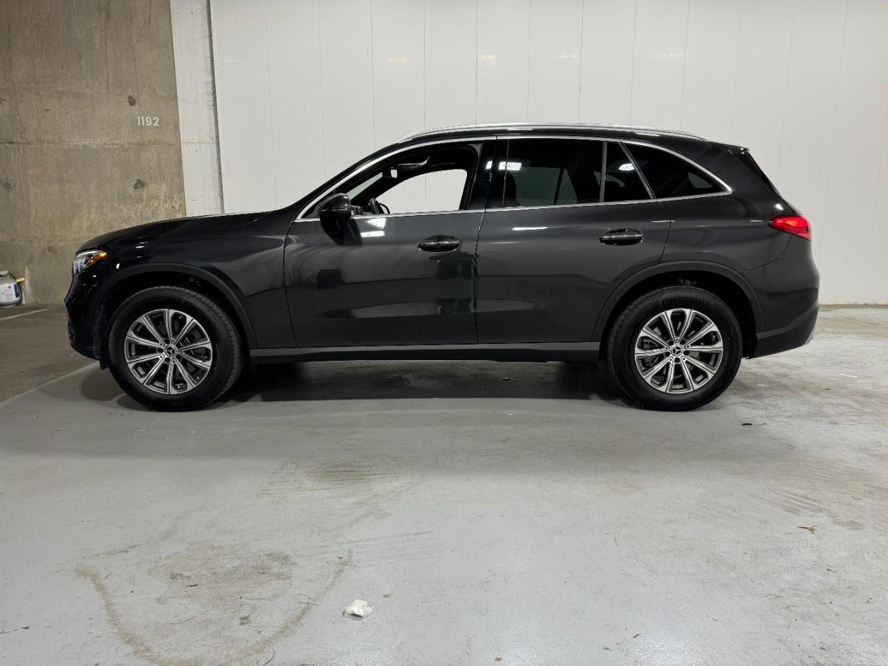 Mercedes-Benz GLC Vehicle Full-screen Gallery Image 2