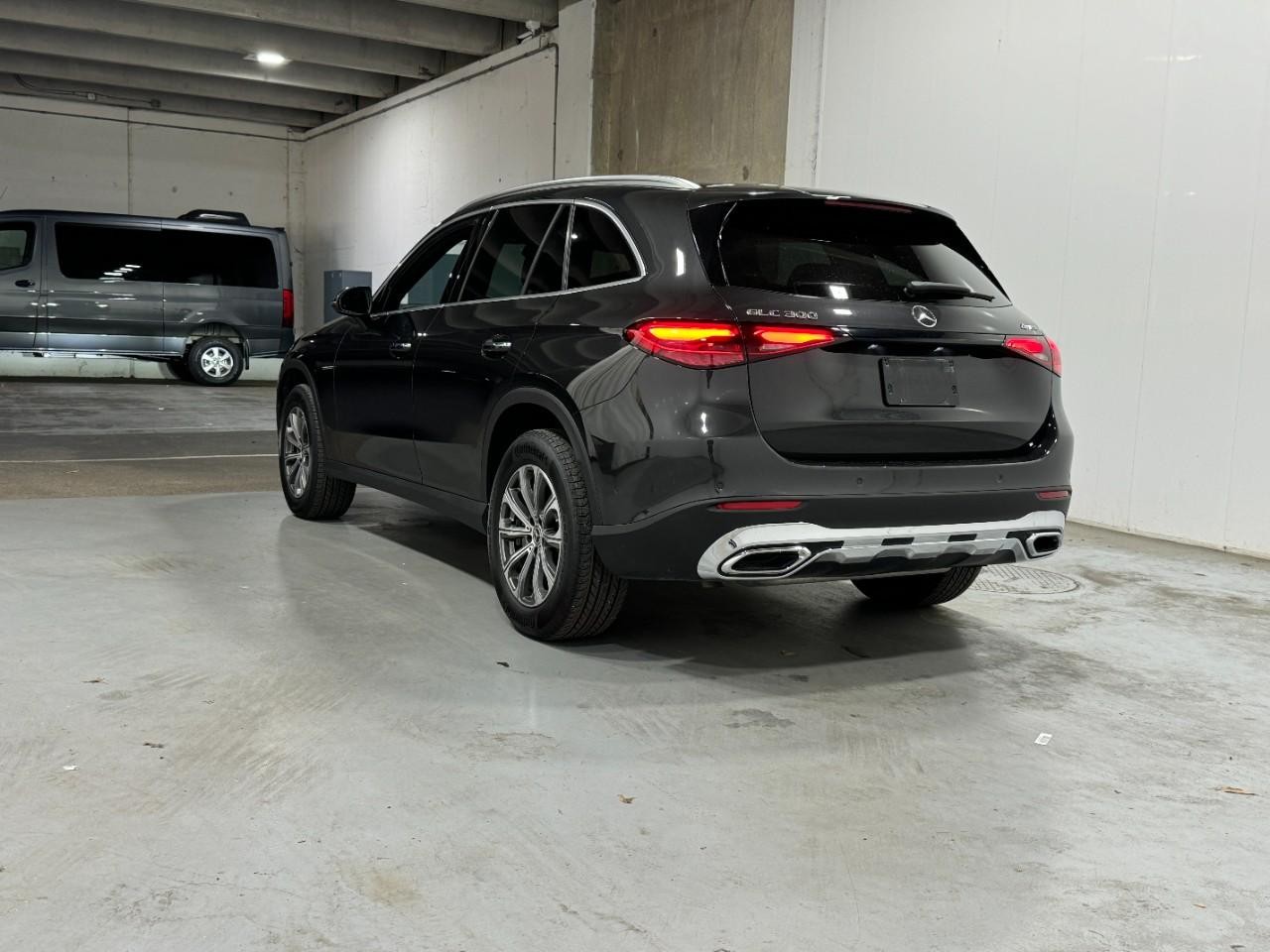 Mercedes-Benz GLC Vehicle Full-screen Gallery Image 3