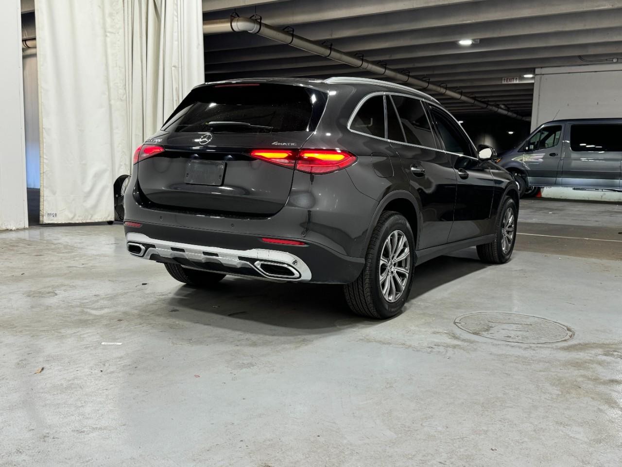 Mercedes-Benz GLC Vehicle Full-screen Gallery Image 4